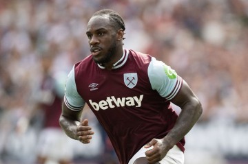 West Ham release Antonio eight months after crash
