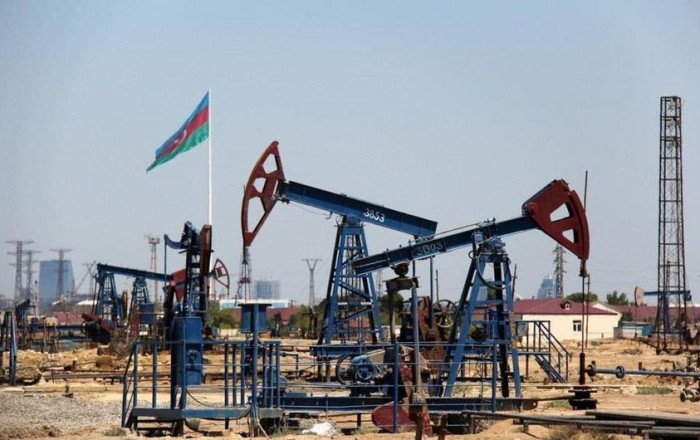 Oil climbs on supply risks; weak fundamentals weigh