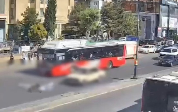 Avtobusun qarşısından yolu keçən 2 nəfəri maşın vurdu -