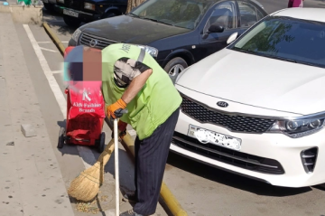 Bakıda isti havada yol təmizliyindən məsul işçilər işə cəlb olunublar - FOTO