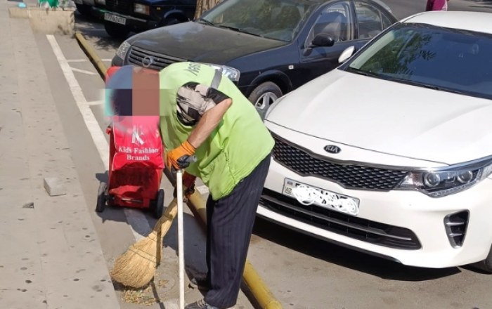 Bakıda isti havada yol təmizliyindən məsul işçilər işə cəlb olunublar - FOTO