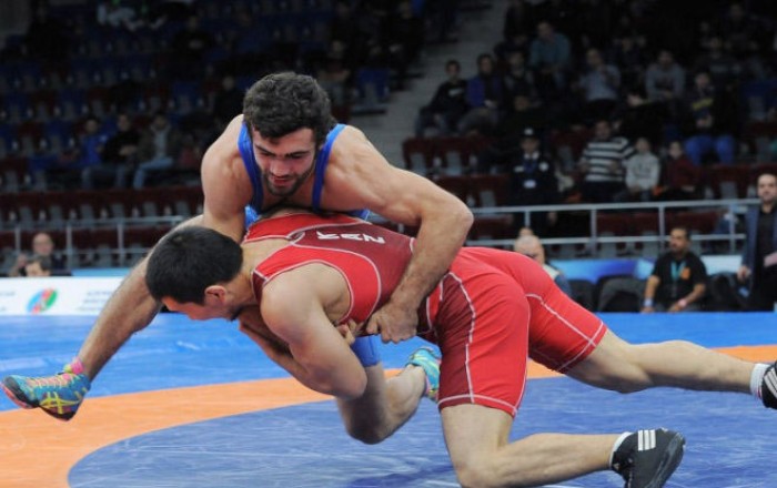 Azerbaijani wrestler reaches world final in Athens