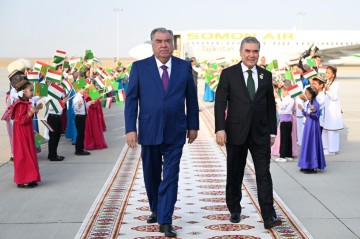 Tajik President Emomali Rahmon arrives in Turkmenbashi to attend UN conference