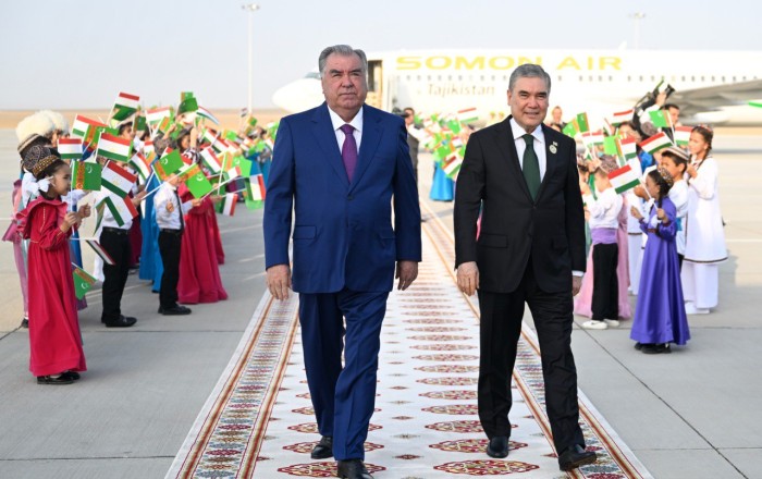 Tajik President Emomali Rahmon arrives in Turkmenbashi to attend UN conference