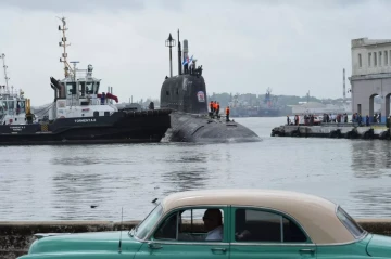 US sends nuclear submarine and 4,000 troops to Caribbean