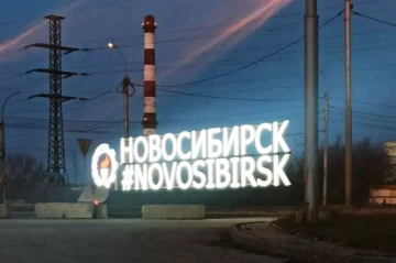 Russian truck driver makes two attempts to ram crowd outside cafe Video