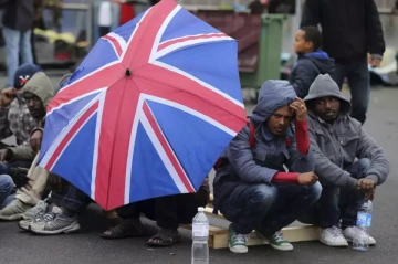UK to spend extra £100 million to curb channel crossings