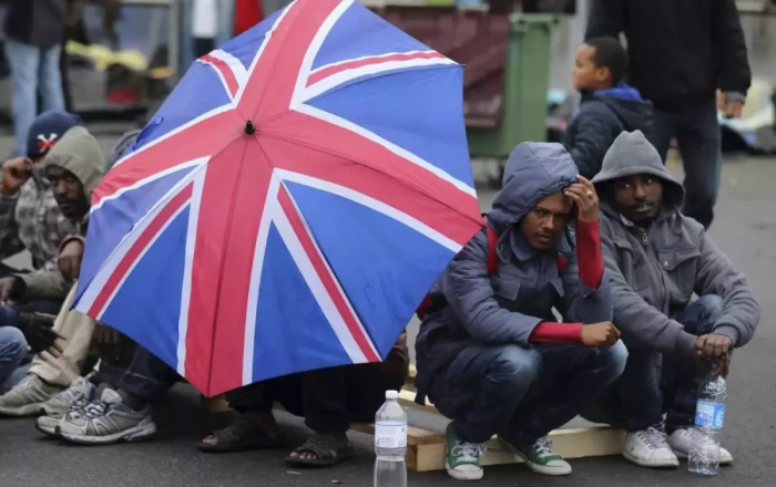 UK to spend extra £100 million to curb channel crossings