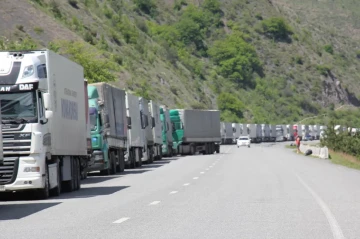 Armenian freight convoy halted as Upper Lars sees massive backlog