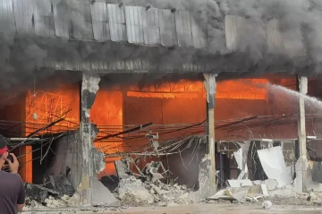 Large fire breaks out at plastic factory in Thailand Photo