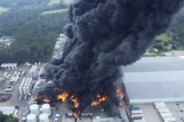 Hundreds evacuated after explosion at industrial plant in US VIDEO