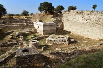 Gold brooch from 2500 BC unearthed in Troy excavations