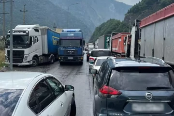Over 600 Armenian trucks stuck at Russia–Georgia border