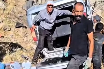 Six injured as Turkish and Azerbaijani cars crash on single-lane road in Iğdır VIDEO