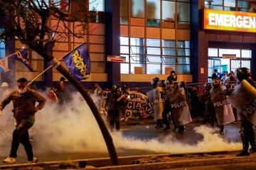 Peru anti-government protesters clash with police
