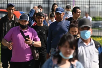 Russian lawmakers propose paid residence permits for non-working migrant families