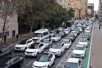 Бакинскую велодорожку превратили в автомобильную полосу ФОТОФАКТ