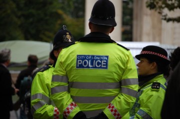 Police and protesters scuffle at anti-migrant London protest