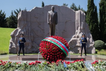 Rwandan President lays wreaths at Heydar Aliyev’s graves