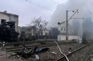 Russia launches extensive strikes on Ukraine’s railway infrastructure PHOTO