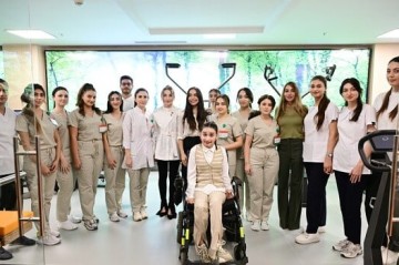 Лейла, Арзу и Алена Алиевы на открытии в "Ени клиника"