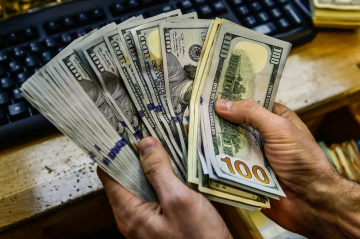 Azərbaycanda "yastıq altında" olan 10 milyard dollar - Bu pul kimlərin evindədir?