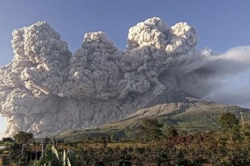 The Etna volcano erupts lava up to 400 meters in Sicily