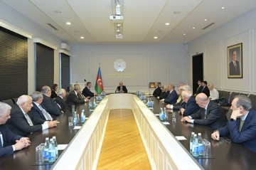 Emin Əmrullayev alimlərlə bir arada -