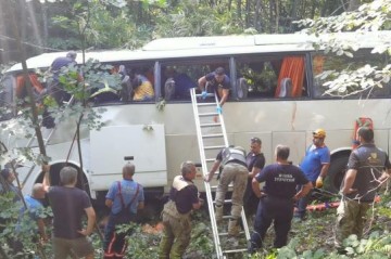 7 dead, 11 injured in Turkiye bus-truck crash - Video