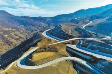 Azad edilmiş ərazilərdə uzunluğu 3700 kilometrdən çox olan avtomobil yolları inşa olunur