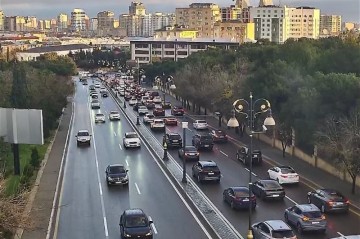 В Баку на ряде улиц и проспектов затруднено движение транспорта - ФОТО