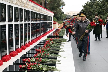 Zakir Həsənov Şəhidlər xiyabanında - Fotolar