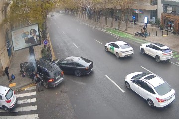 В Баку дорожное ограждение упало на ребёнка - ВИДЕО