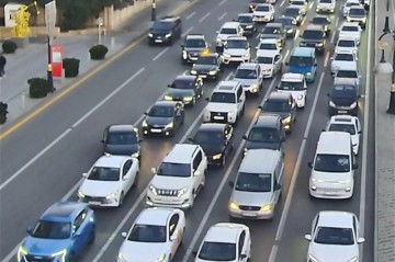 На ряде улиц и проспектов Баку затруднено движение транспорта - ФОТО
