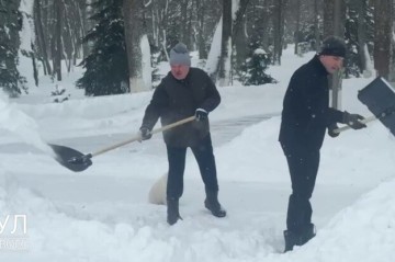 Lukashenko clears snow with son Nikolai - Video