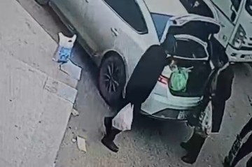Marketdə “kömək etdiyi” qadının pul kisəsini belə oğurladı - Video