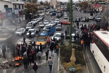 Иранские СМИ сообщили о нападении протестующих на сотрудников полиции