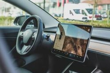 Avtomobil gedir, sürücü yatır: Tesla məharəti - VİDEO
