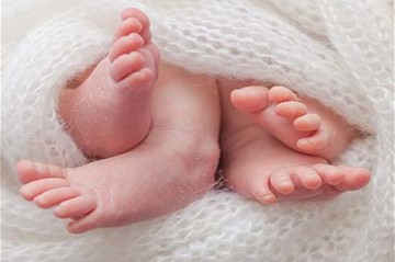 Необычные роды в Баку: один из двойняшек родился дома, второй - в больнице