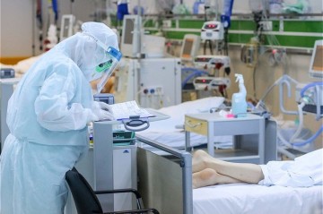 Продлен срок надбавки к зарплате медработников, задействованных в борьбе с COVID-19