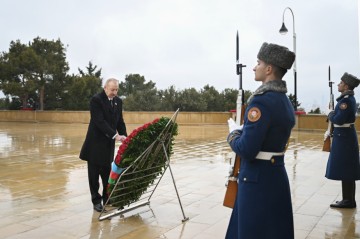 President Ilham Aliyev paid tribute to 20 January martyrs (PHOTO)