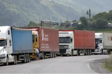 Gürcüstan Ermənistana gedən yük maşınlarını sərhəddən buraxmır
