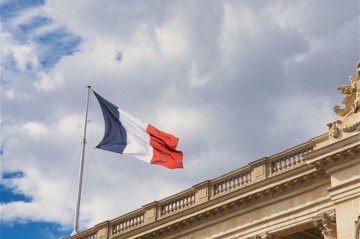 Правительству Франции вынесли второй вотум недоверия за один день
