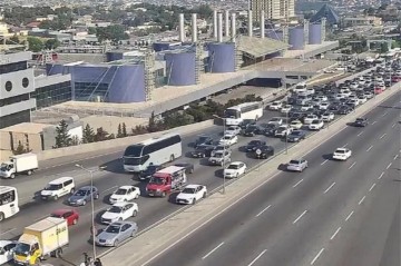 На ряде улиц и проспектов Баку затруднено движение транспорта - СПИСОК