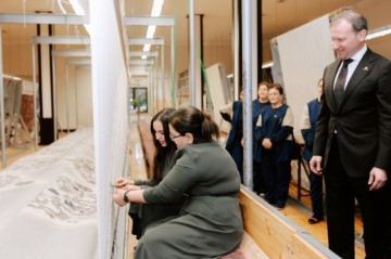Лейла Алиева приняла участие в церемонии снятия с ткацкого станка круглого ковра, подготовленного для Шушинской мечети