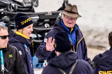 King Carl cheers up Sweden’s disappointed skiers after Olympic silver