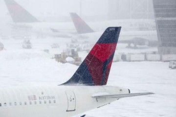 U.S. storm grounds flights, forces state of emergency