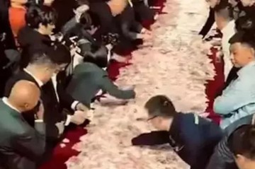26 milyon dolları stolun üstünə töküb, “istədiyiniz qədər götürün” dedi - Video