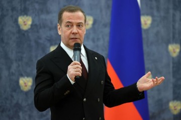 Медведев рассказал, как «держался», когда не было денег
