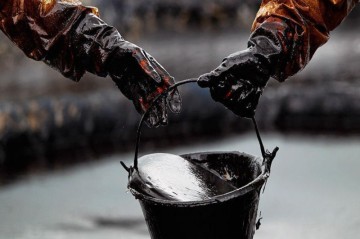 Нефть на мировых рынках подешевела